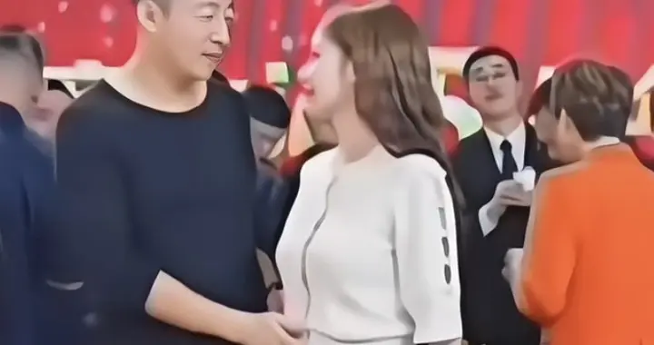 麻六记五周年:汪小菲3次摸马筱梅孕肚，超宠！女方主动凑过去索吻