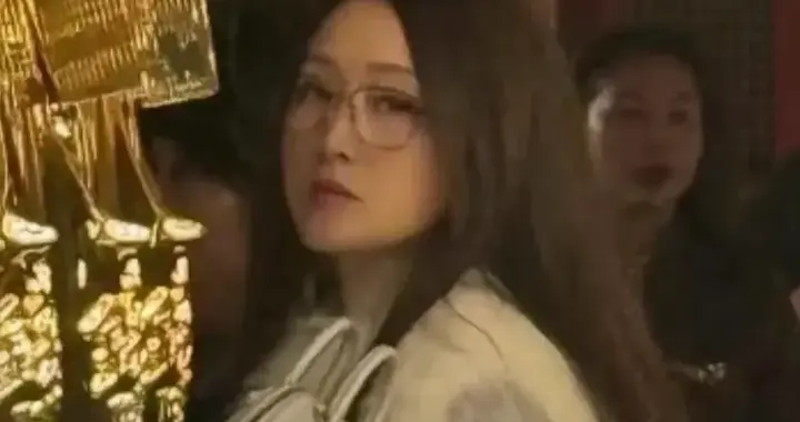 深圳偶遇杨钰莹逛街！54岁嫩得像18岁小姑娘，身穿皮草又白又美丽