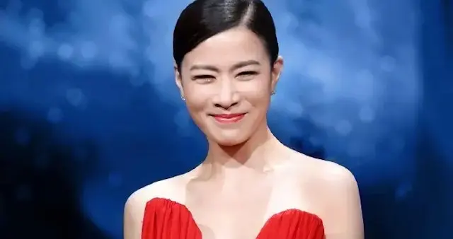 TVB视后佘诗曼内地微博之夜夺年度实力演员,台下突然摔倒吓坏网友