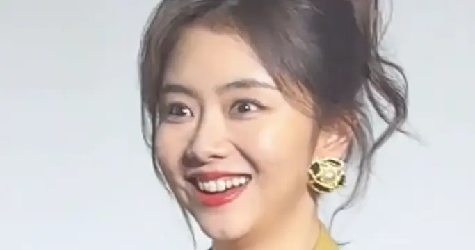 谭松韵出席线下活动，圆脸双下巴明显，身材娇小像小孩偷穿衣服