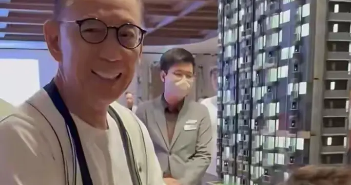 82岁杨受成带孙子买房，杨其龙头发花白比爹老，陆小曼挺大肚臃肿