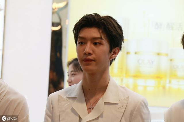 春晚|范丞丞像她姐范冰冰一样亮眼、气质出众，且歌唱得好有自己的特色