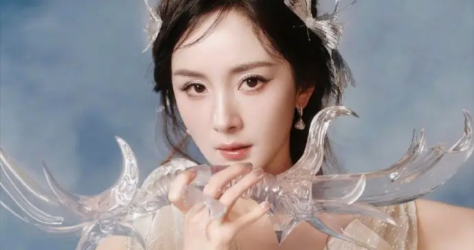 杨幂化身冰雪精灵！王者荣耀共创之夜艾琳造型惊艳 与沈腾互动笑翻