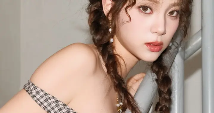 欧阳娜娜抹胸格仔连衣裙