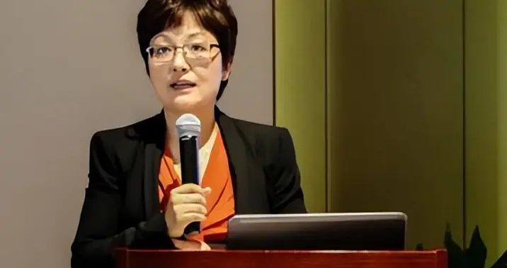 陈丽华离世后，养女王镰成真正赢家，42天被抱养，手握百亿资产