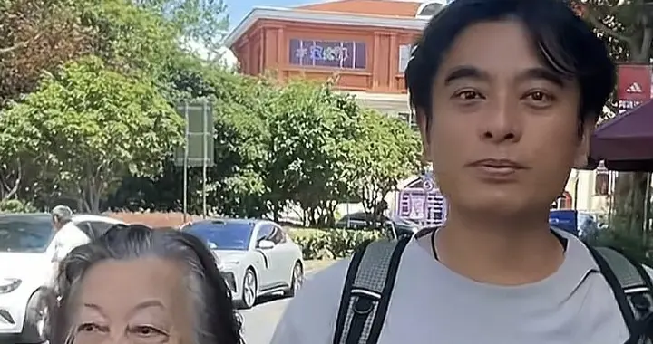 演员陈龙带父母买衣服，老妈背王菲同款包，三件花2200，比他还潮