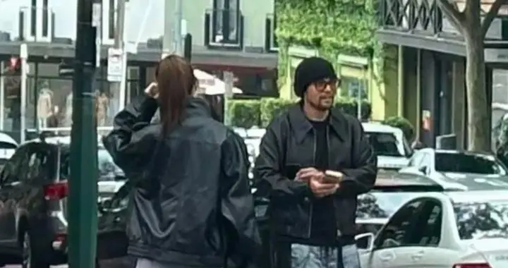 46岁周杰伦和老婆昆凌现身澳洲一处公园赏秋景，他的穿衣低调