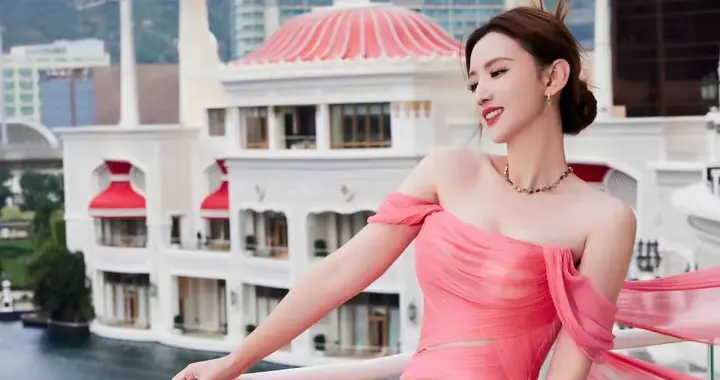 张萌一袭优雅的粉色露肩高开叉长裙亮相，自信优雅，宛如画中来