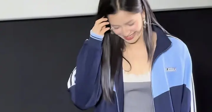 周翊然俯身给张婧仪系鞋带，同款蓝调外套适配度合适