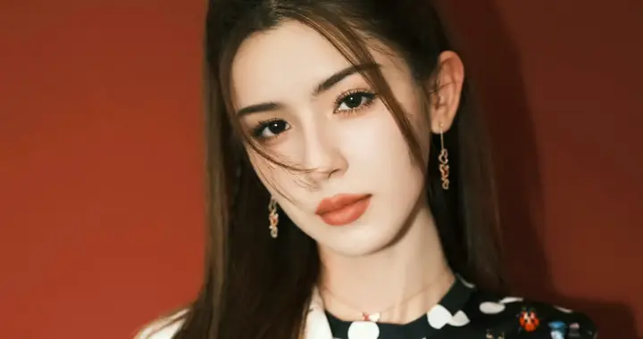 哈尼克孜小白裙甜美迷人