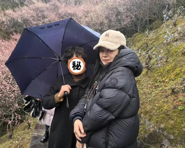 赵薇近照曝光，回芜湖老家看望母亲，穿着朴素，49岁面容尽显憔悴