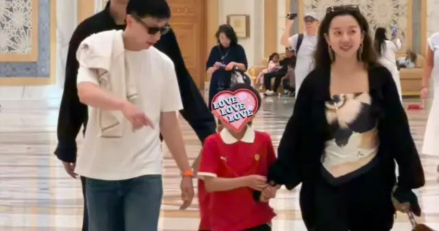 马龙一家总统府游玩被拍！追着老婆喊“露露”，用丝巾当抹胸超美