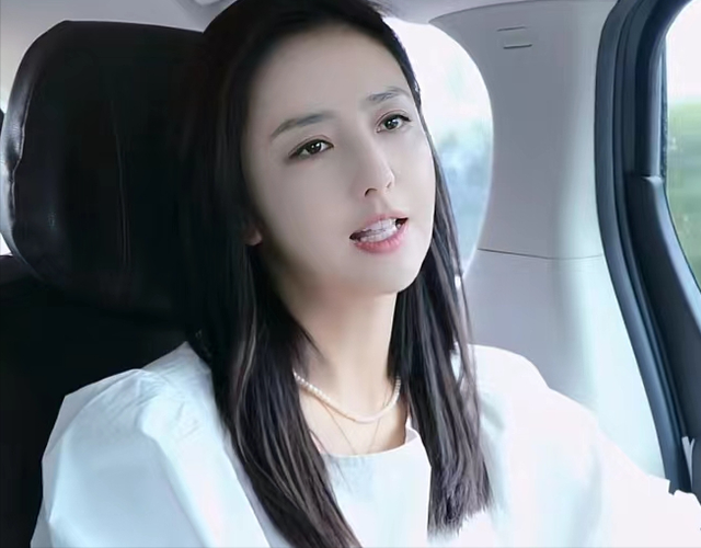 40岁“离婚不分家”，事实证明佟丽娅才是真正的人间清醒