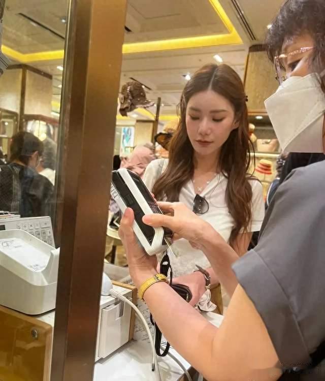 汪小菲带小娇妻冲绳度假被偶遇！原相机下马筱梅颜值暴击！