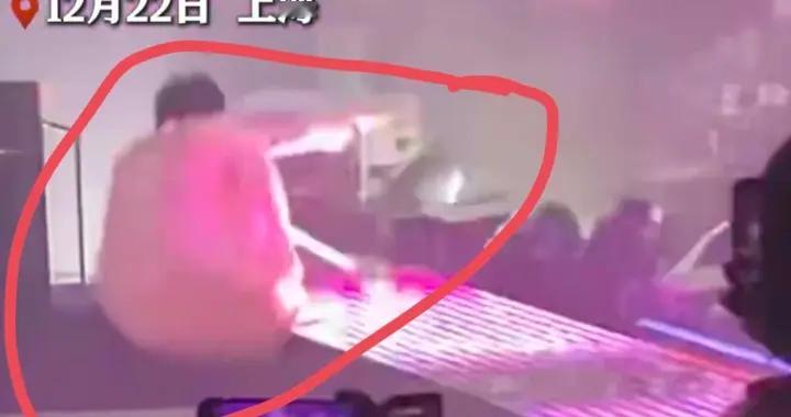 太体面！阿信从舞台摔倒，被网友质疑想试探F3，却发言感谢朱孝天