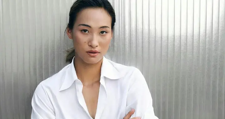 郑钦文Dior大片释出，穿白色衬衣搭配牛仔裤干练有气质！