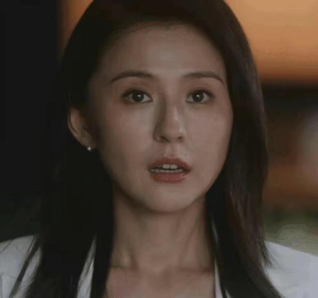 女演员的外貌有多重要？37岁热依扎和33岁啜妮，差距一目了然