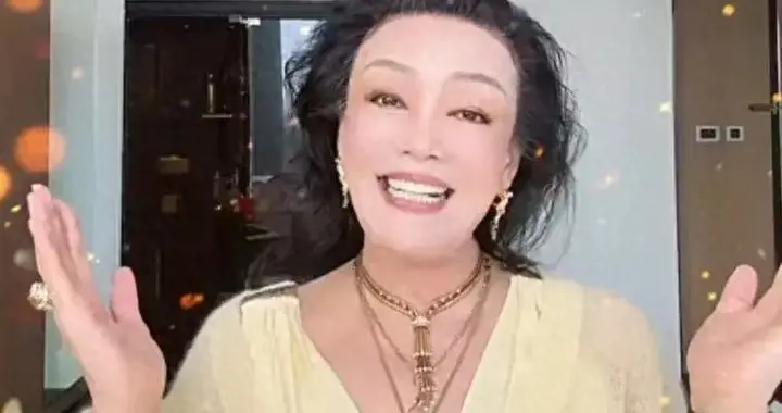 马筱梅产后首露脸！用手指着儿子小脸蛋，汪大爷抱了一夜不肯放手