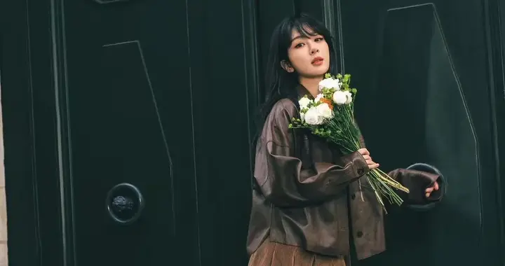 杨紫越来越会穿！棕色皮衣+百褶短裙，时髦减龄又高级！