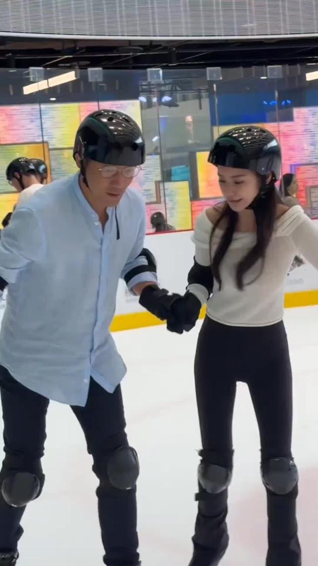 汪小菲为练滑冰摔倒 吓得马筱梅花容失色 女儿小玥儿时刻守护在身旁