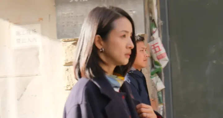 43岁林依晨武汉被偶遇，鼻大唇厚一脸男相，自曝20岁就开始写遗书