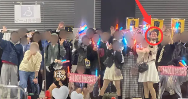 日本偶像发合照“漏打码一人”？解释：这是一年前唯一支持她的人