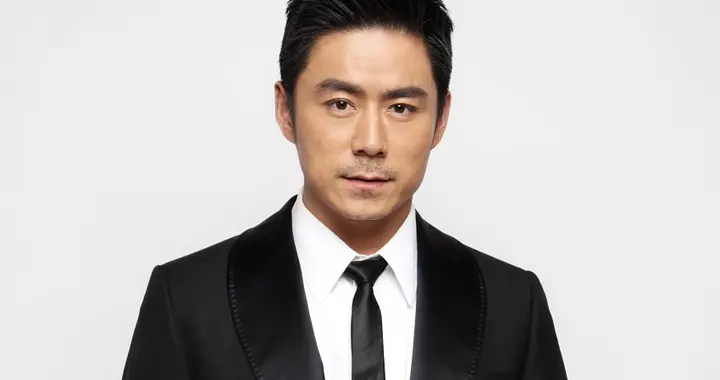 他生于山东，长于台湾，成名于新加坡，娶小14岁妻子愿恩爱到老