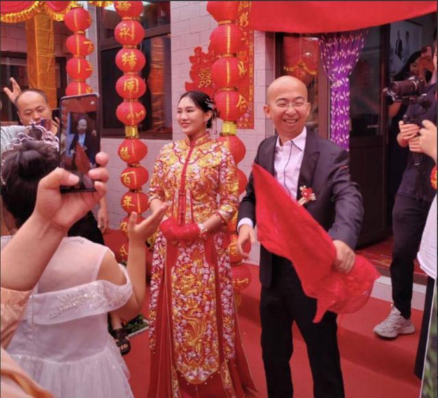 身家上亿的41岁“丑星”巨兴茂，外貌无法选择，用努力迎娶孟久淇