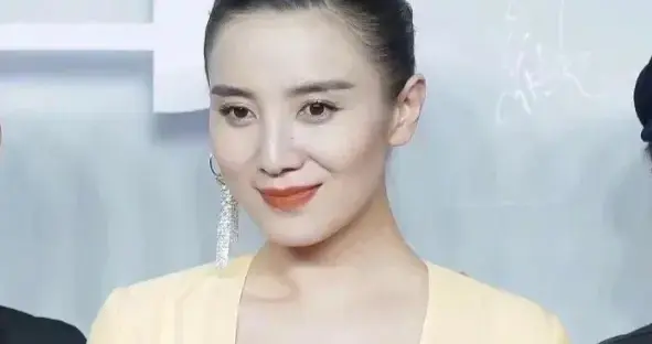 宋佳这身黄色深V连衣裙子太抓眼了惊艳到了设计干练优雅成熟知性