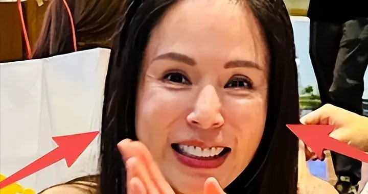 58岁李若彤泰国被偶遇，生图褶多苹果肌吓人，穿露脐装小腹有赘肉