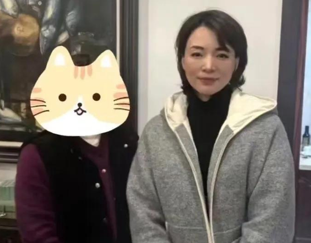 51岁董卿和儿子现身南通！素颜与网友合照，发际线与法令纹明显