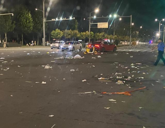 TFBOYS演唱会垃圾遍地，纸巾、荧光棒、空瓶子，周迅评：看看鹿晗