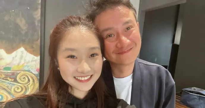 演员文章女儿晒和爸爸合影，网友发现文章发量少，感觉头发快没了