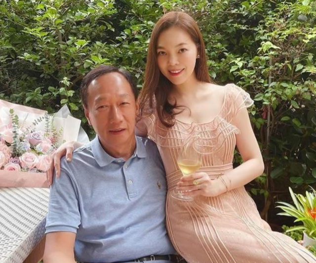 挤走刘嘉玲和林志玲，6年连生3胎稳坐正宫的她，才是真正的有手段