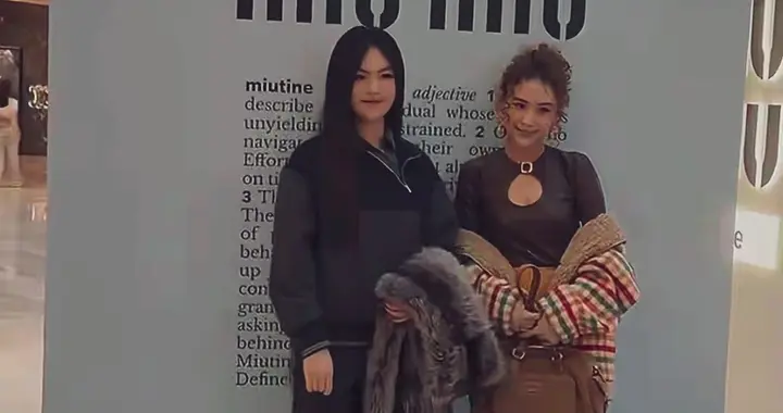 破尺度！王诗龄这次穿搭零差评，与何超莲合照美到不敢认