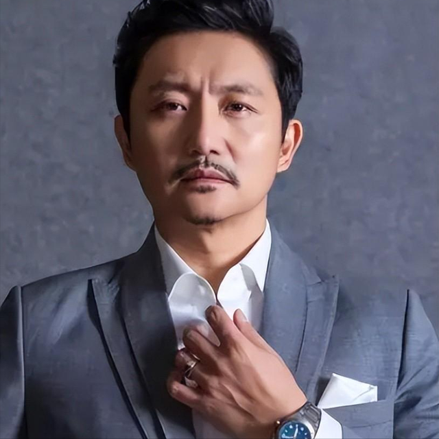 他曾拒绝富婆追求，低调演戏21年，40岁求娶圈外妻子