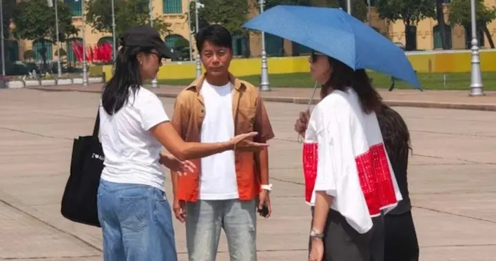 香港知名男星偶遇粉丝合照，被指黑脸双手插袋，妻子高挑保养好