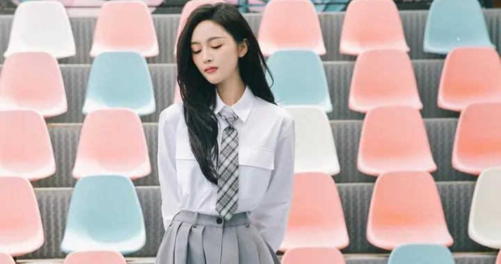 吴宣仪，校园学姐穿，白衬衣小灰裙，美腿白袜子，纯美可人。