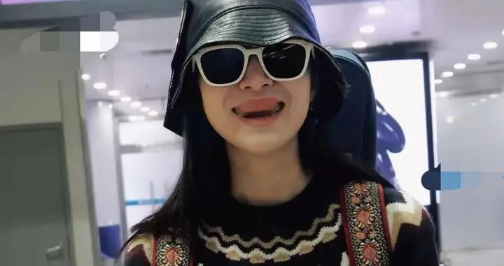江一燕机场私服真时髦！提花毛衣+牛仔裤+渔夫帽，减龄又高级！