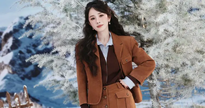 杨幂亮相小野和子，焦糖棕套装甜妹风格，光腿袜秀出优越美腿！