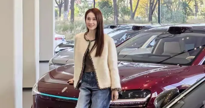 孙扬老婆张豆豆试驾华为享界S9，颜值身材双在线，丝毫不输大明星