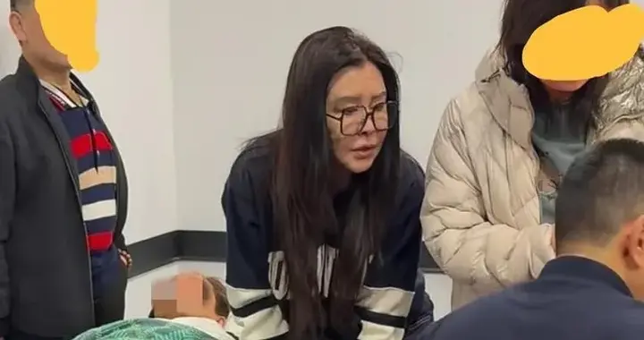 王祖贤参加中医艾灸会，素颜照片曝光翻车：脸部馒化、虎背熊腰