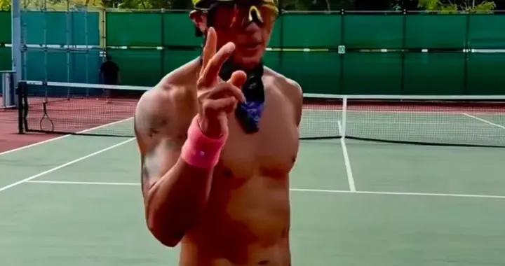 吴尊带家人回文莱跨年，豪宅好气派，本人大秀八块腹肌的好身材