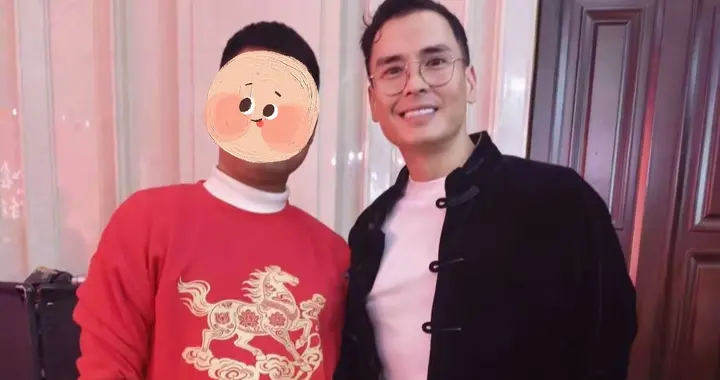 张柏芝弟弟近照罕见曝光，健硕胸肌抢镜，和姐姐一样都是高颜值