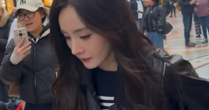 杨幂米兰探店，条纹打底加外套加黑色皮大衣，叠穿保暖又有型