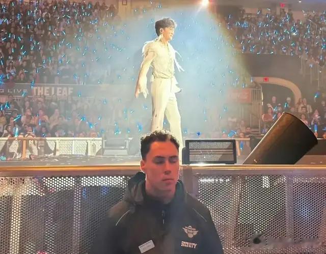 周深演唱会，安保在下面戴着耳塞睡觉，有那么难听吗