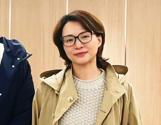 51岁董卿近况曝光!看辛柏青主演的话剧,穿风衣戴黑框眼镜瘦了很多