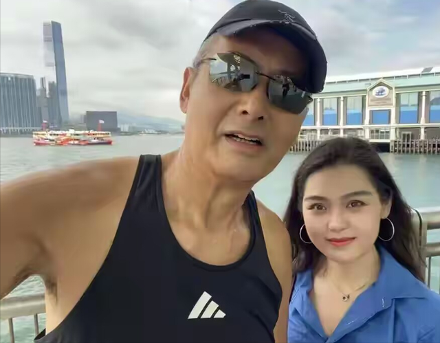 70岁周润发跑步锻炼，在中环码头休息，街头助人，没有一点架子