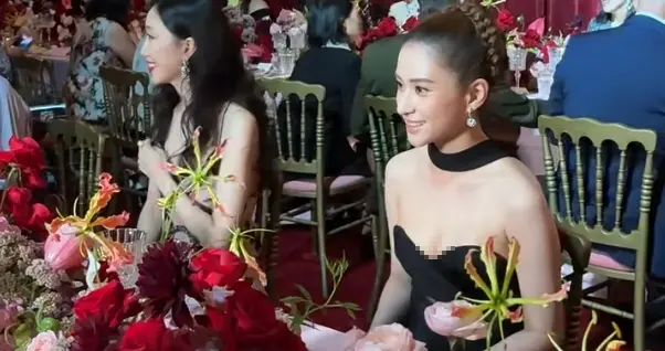 何超莲出席晚宴，穿衣越来越大胆，看清背影的那一刻，网友炸锅了