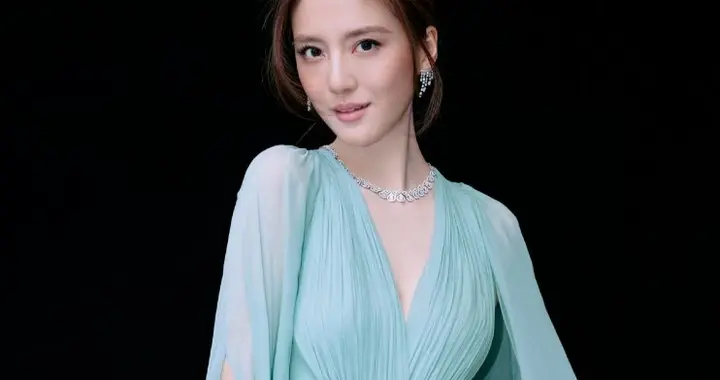 吴千语浅蓝礼裙，高贵又优雅